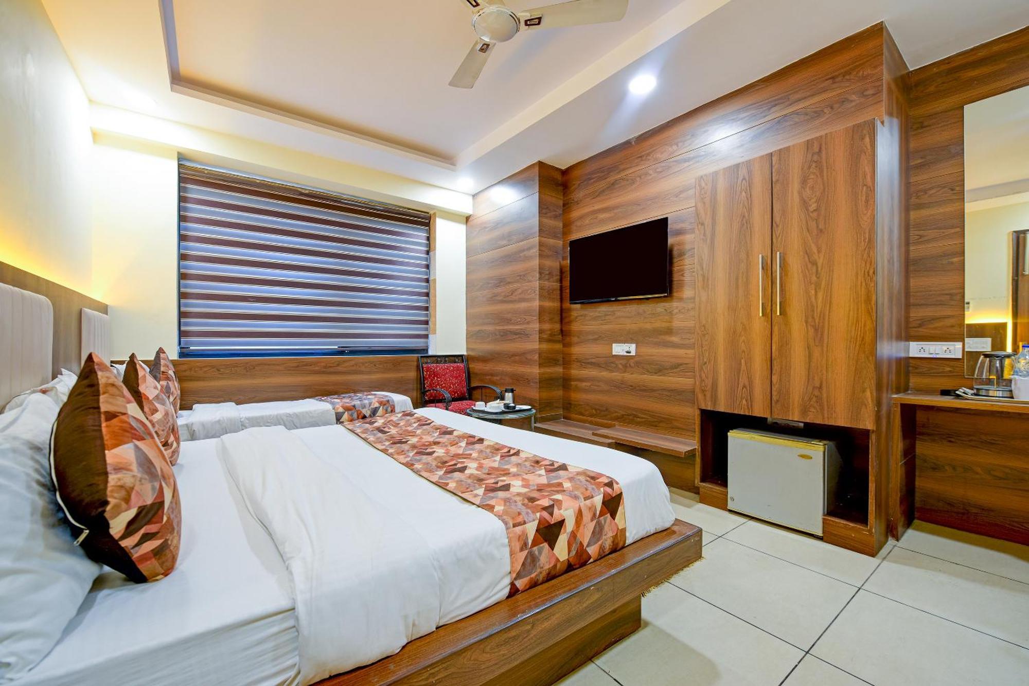 Hotel Le Grand - Walk-In From Rk Ashram Metro Station Ню Делхи Екстериор снимка