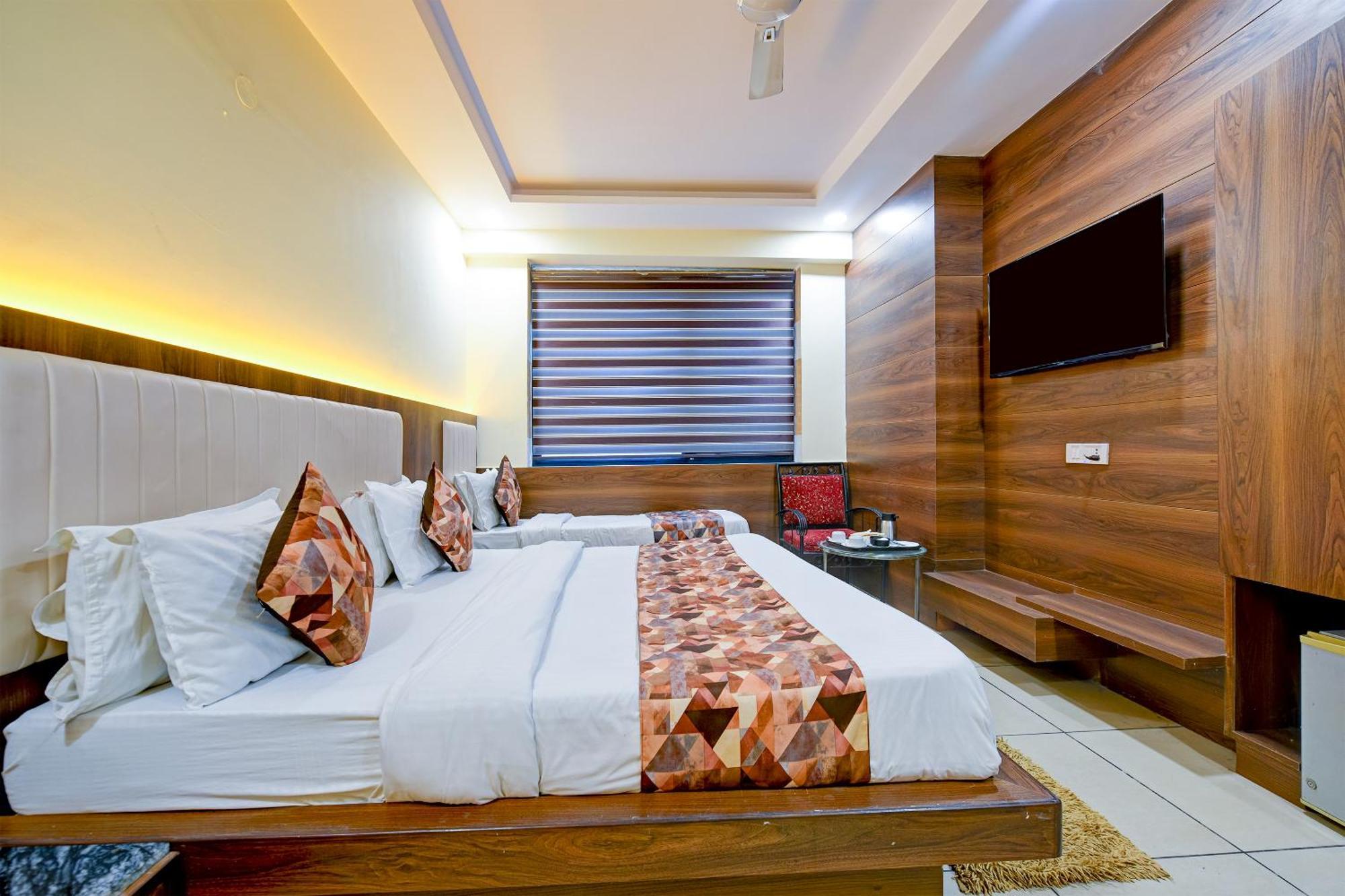 Hotel Le Grand - Walk-In From Rk Ashram Metro Station Ню Делхи Екстериор снимка
